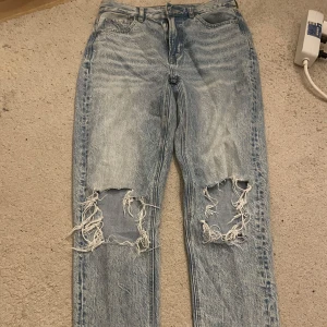 High waist ripped jeans  - Säljer ett par High waist ljusblåa jeans från american eagle. Det står tyvärr inte storlek. Det står bara regular. 💖