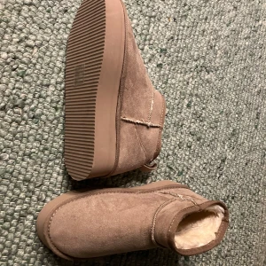 Uggs storlek 39 - Nyskick, skor typ Uggs ej äkta.