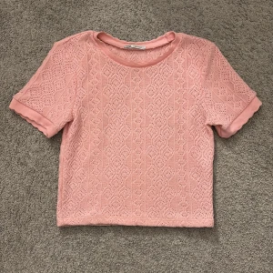 Stickad t-shirt  - Fin rosa tröja ifrån Zara🩷. Använd fåtal gånger och säljer pga att jag inte längre tycker om den . I tröjan står det stl M men det är mindre så skulle säga typ S