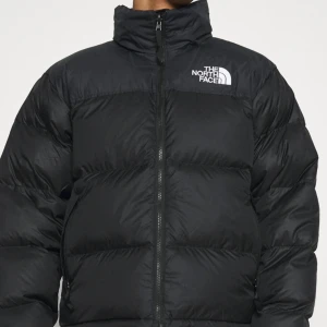 Northface jacka - Säljer denna super snygga jacka från North face köpt förra vintern för 3095 kr. Väldigt bra skick! Säljer för 1500 då den knappt använts skicka för fler bilder❤️