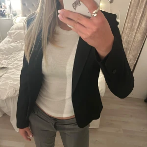 Kavaj  - Kavaj som aldrig är använd.  Väldigt stilig och man kan styla det på massa olika sätt. Den sitter lite tajt på mig men inget som man stör sig på. 💗💗