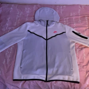 Nike tech fleece 🤗 - En jättefin Nike tech fleece. Skick 8/10 eftersom den är använd 👍🏽Den är helt felfri förutom att det är pyttesmå fläckar som säkert går bort i tvätten. Ganska sällsyn modell(300kr vid snabb affär 🤩