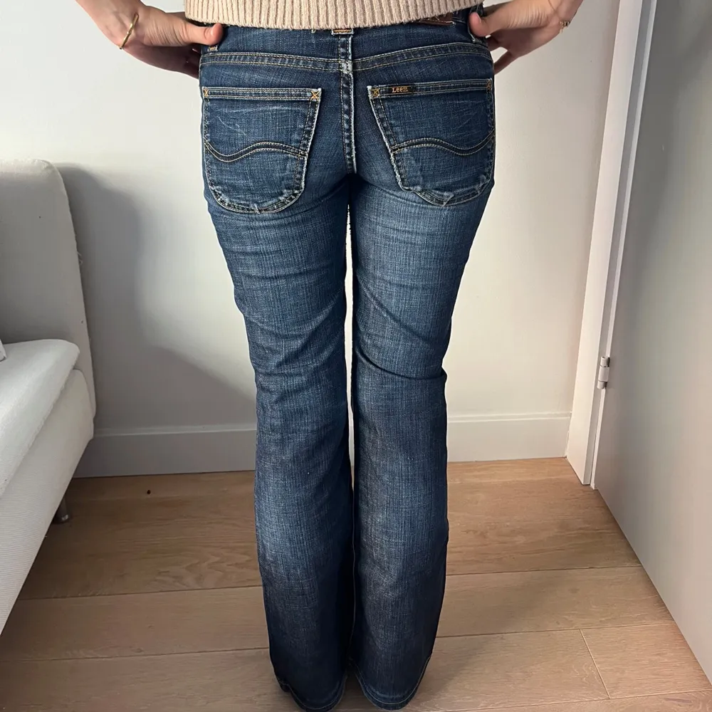 Jättefina lågmidjade Lee jeans i storlek W25 L33, skulle säga att de motsvarar storlek 32/34!😇 Midjemått tvärs över 34 och innerbenslängd 76 🥰 Tjejen på bilden är 166! Kan tänka mig gå ner i pris vid snabb affär 😚😚. Jeans & Byxor.