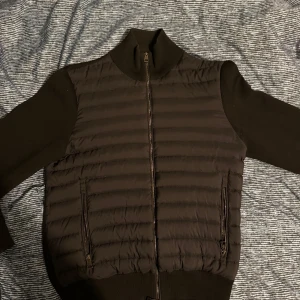 Moncler Cardigan Svart badge nyskick - Säljer min Moncler cardigan i storlek M då jag växt ur den  Svart Badge Helt fläckfri och utan defekter. Hör av er vid frågor
