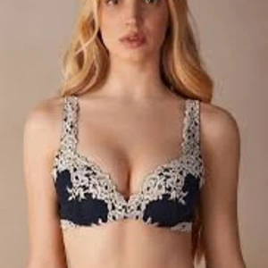 intimissimi bh 75C - Fin marinblå bh från intimissimi, storlek 75C och säljer pga av att den va lite för stor för mig och bhn är bara testad💕