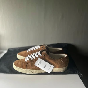 Saint Laurent skor - Saint Laurent skor i storlek 40,5. Skick 9,8! Mitt pris 2699! Skriv för frågor! Endast dustbag och skor! 