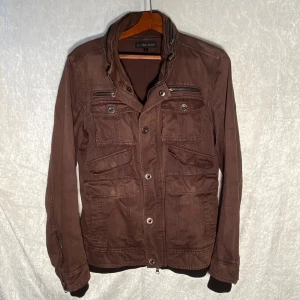 Field jacka - Säljer nu denna riktigt feta och sällsynta The Attic Field jacka i fint skick, perfekt nu till hösten🍁 och vintern❄️. Passform: lappen säger L men den sitter som S | Hör av dig vid minsta fundering eller behov av mer bilder 👊😊