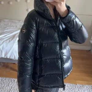 Colmar jacka  - Supersnygg colmarjacka som köptes på Nk förra året. Nypris är ca 6000 och jackan är i toppenskick💕💕Kvitto medföljer! Kan gå ner till 3500kr vid snabb affär☺️