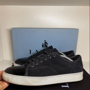 Lanvins (nyskick) - Lanvins i nyskick! Skorna är knappast använda och allt og medföljer, box, dustbag samt extra snören! St uk 11 motsvarande st 45 ungefär! Vid minsta fundering bara hör av dig 📩( vi svara så snabbt vi kan ) 