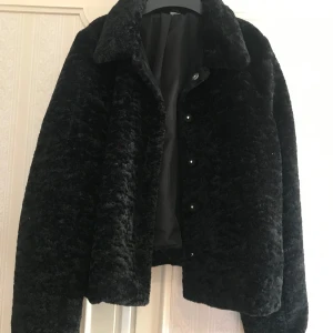 Puffy Svart Jacka - Svart och fluffig jacka i storlek M! Den är knappt använd och säljer då jag aldrig använder den. Skickas mot portokostnad:D