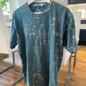 Stone Island T-Shirt - Hej! Jag säljer nu min Stone Island T-Shirt som inte kommer till användning. Köptes på nk förra sommaren för 1.800kr, används vid tre olika tillfällen. Vid frågor är det bara att kontakta mig!