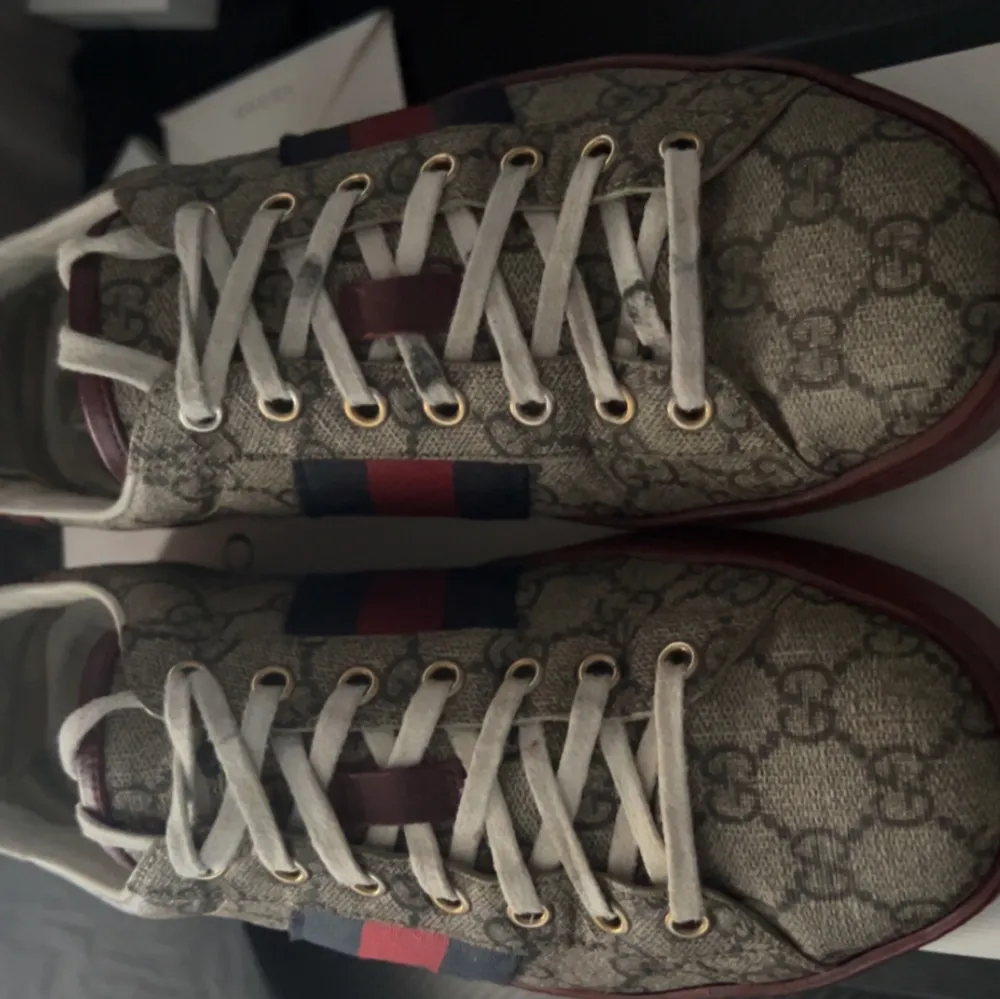 Säljer mina gucci sneakers då ja inte använder dom längre dom är storlek 42. Finns box och kvitto från dom där jag köpte dom från. Köptes för ett tag sen där av smutsiga och använda. Annars utseende mässigt är dom rätt bra skick. . Skor.