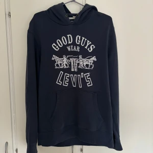 Levis hoodie - Säljer den då den inte kommer till användning. Skick 7/10. Storlek M.