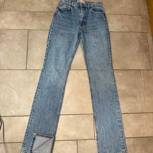 Oanvända Zara jeans i strl 34, är i fint skick. 