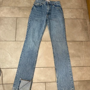 Oanvända Zara jeans  - Oanvända Zara jeans i strl 34, är i fint skick. 