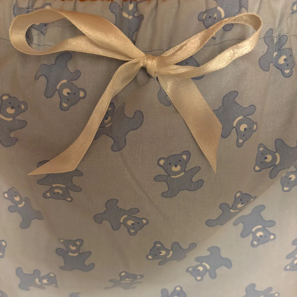 Egensytt pyjamas sett med teddybjörnar på🧸Delarna kan även köpas separat. Skulle säga att det passar xxs-m. Personen på bilden är 162 cm och brukar ha s.🫶🏼Toppen kan användas som minikjol(bild 4)💞Ställ gärna frågor och pris kan diskuteras!🎀🧸🫶🏼. Jeans & Byxor.