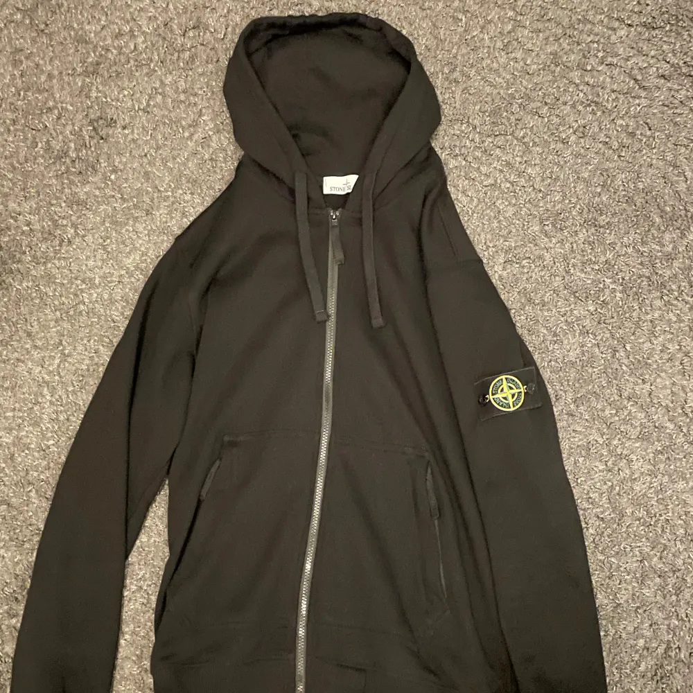 En Stone Island kofta svart färg. Storlek L. Rätt ny. Pris kan diskuteras :) . Tröjor & Koftor.