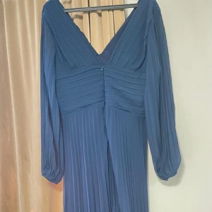 Fest klänning/ vardags klänning - En marin blå klänning som passar in till fester men även i vardagen. Användes en gång till en fest och är i väldigt bra skick! 