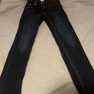 Levis byxor 152cm  - Det står storlek 12A och de är 152cm.  De är slim taper. Det är Levis 