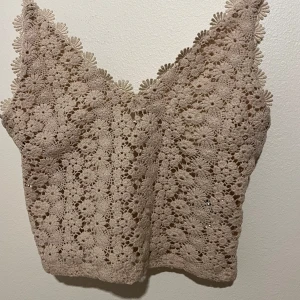 beige linne - Säljer detta supersöta linne med blomaterial, använd fåtal gånger, bra skick.