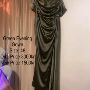 Grön aftonklänning - Säljer en elegant grön aftonklänning i storlek 48. Klänningen har en vacker drapering och är tillverkad i ett glansigt material som ger en lyxig känsla. Perfekt för festliga tillfällen!