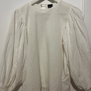 vit blus - Säljer denna superdyra blus då den inte kommer till användning. Superbra skick, använd 1 gång. Pris kan diskuteras🩷