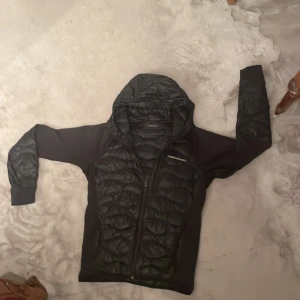 Peak performance windbraker - Tja säljer min feta peak performance jacka⚡️ Skicket är 10/10 knappt använd✅