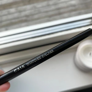 CAIA Snatched Eyeliner - Liquid eyeliner från Caia’s adventskalender 2023. Har tyvärr inte kommit till användning då jag inte använder eyeliner☺️ Helt oanvänd!