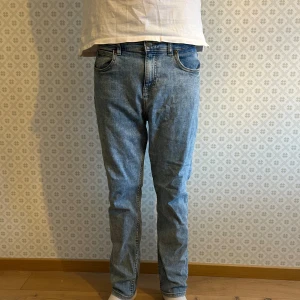 Lee jeans  - Tja säljer ett par näst intill oanvända lee byxor i storlek 14/15 år. Storleken sitter rätt bra och är passform regular. Har du någon fundering är det bara att höra av sig. Mvh Levi!