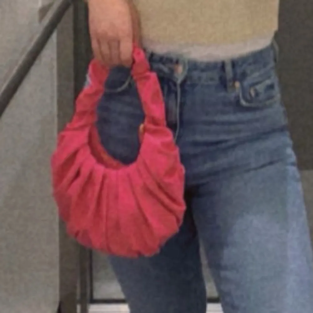 Säljer min söta rosa väska🎀En snygg och modern väska som fungerar med vardagskläder och kvällskläder🩷.Den andra bilden är från när jag hade den på mig. Dess färg är faktiskt vackrare och passar för sommar och vinter✨. Laukut & Käsilaukut.