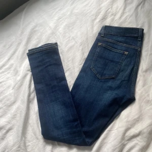 Mörkblå jeans - Säljer ett par snygga mörkblå jeans tiger of sweden i klassisk stil. Perfekta för både vardag och fest! De har en tight passform och är riktigt bekväma. Passar till allt och är ett måste i garderoben.
