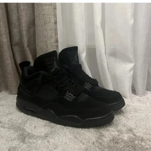 Jordan 4 Black Cats - Säljer mina Jordan 4 Black Cats, i storlek 45. Men passar även 44. Köpte förra vintern men användes knappt. Så säljer nu dom för bra pris! Kommer med box.  Skriv i DM för frågor💯