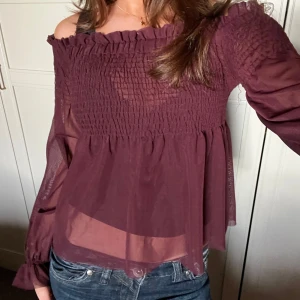 Festtop - Snygg meshtopp köp secondhand, men tror den är från Gina Tricot ursprungligen. Felfritt skick! 