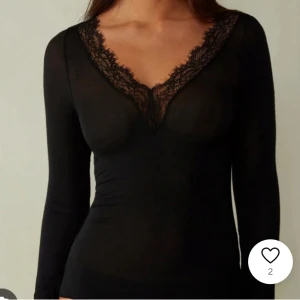 Svart långärmad topp med spetsdetaljer bara användt den 1 gång❤️ - Säljer en elegant svart långärmad topp med v-ringad spetsdetalj. Perfekt för både vardag och fest. Toppen är figurnära och superbekväm. Passar perfekt till jeans eller kjol för en stilren look.