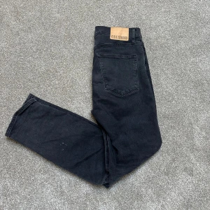 Svarta jeans från C.E. Studio - Säljer ett par snygga svarta jeans från C.O.F.Studio. Storlek 31, nypris ca 2000. Köp för endast 399. Hör av dig vid frågor eller funderingar!