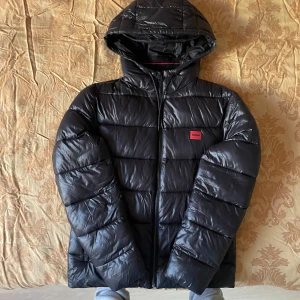 Hugo boss jacka - En nice Hugo boss jacka som är i riktigt bra skick, skriv privat för mer och tveka inte att fråga om något!!