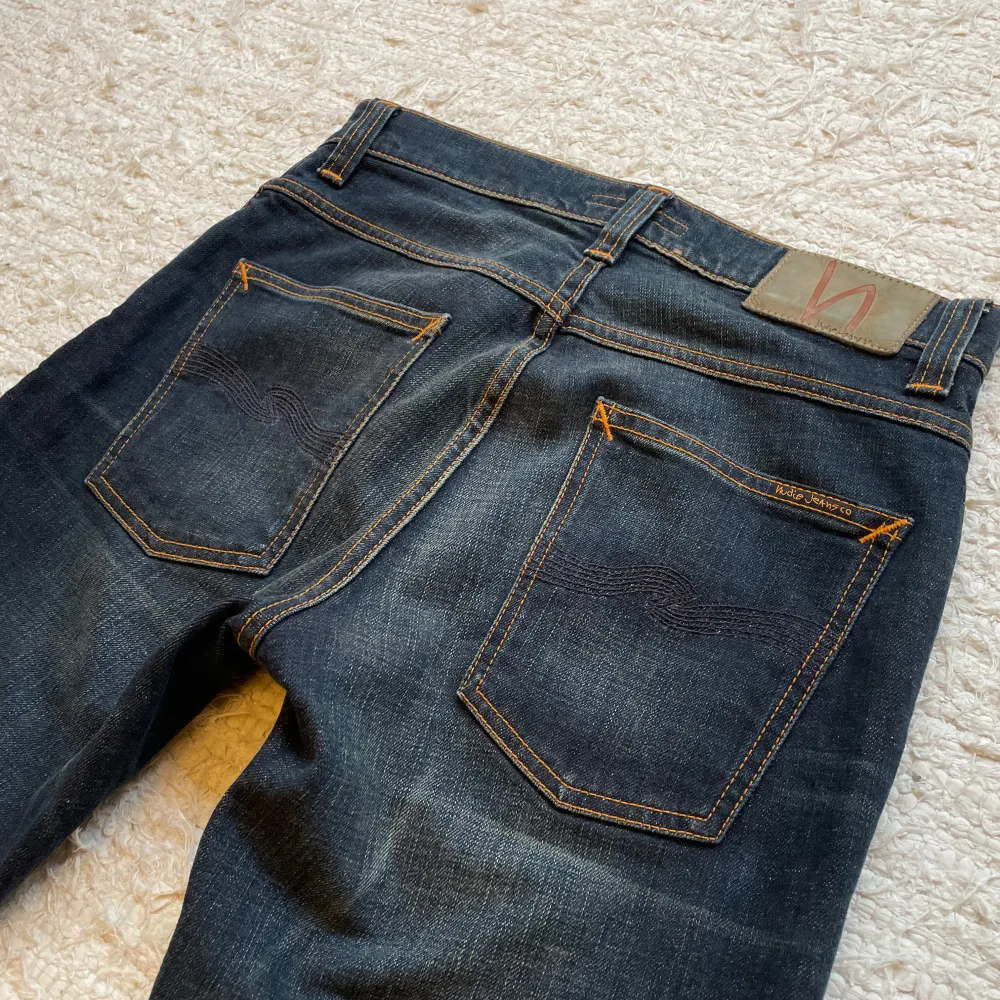 Nudie Jeans med en sjukt snygg tvätt och 9,5/10 skick! De är i den populära slimfit passformen ”Grim Tim”👖✅ | Jag på bilden är 175cm men de är alldeles för långa för mig, passar runt 185! Fraktas inom 24 timmar via PostNord eller Instabox📦💨. Jeans & Byxor.