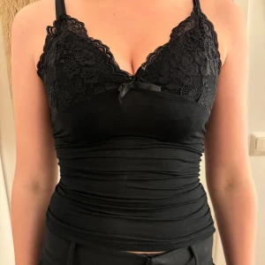 Svart fest topp! - Super fint linne som ej är använt, vet ej märke då lappen är avklippt, justerbara band så passar både större och mindre, skriv innan ni klickar på köp nu❤️