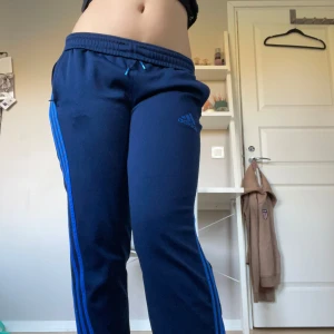 Snygga blåa adidas byxor  - Snygga adidas byxor i storlek 13-14Y. Köpta på secondhand är i bra skick. 💖 