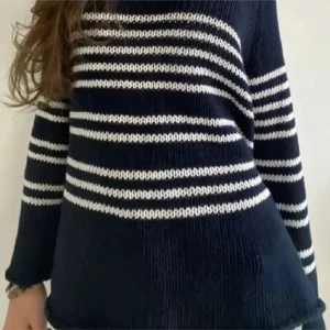 Randig stickad tröja - Säljer en supermysig stickad tröja i marinblått och vitt. Den har ett klassiskt randigt mönster och långa ärmar, perfekt för kyliga dagar💞