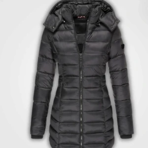 Vinterjacka  - En HELT NY vinterjacka, fick hem den igår men hade redan köpt en ny och tänkte skicka tillbaka denna men frakten var på 200+ kronor så vill försöka sälja den istället! Den ser ut exakt som på bilden men kan skicka fler privat om någon är intresserad.