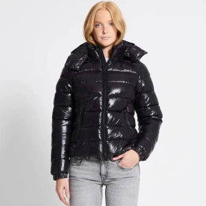 Lager 157 jqcka - Storlek XXS, helt ny lapp kvar. Svart och bara testad men köpt en blå istället. Kan hämtas i Sthlm eller skickas mot fraktkostnad, pris går att diskuteras