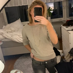 Stickad tshirt - Säljer denna assnygga stickade T-shirten från Åhléns🤍🤍 Den är i nyskick och är verkligen så snygg till allt!