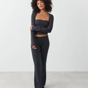 Yoga pants - Säljer nu mina mörk grå yoga pants från Gina då jag inte använder dom💕Dom är i storlek xxs, endast använda några gånger så i jättebra skick, skriv privat för fler egna bilder❤️