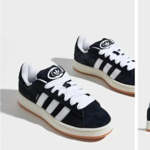 Svarta campus  - Säljer ett par svarta adidas campus, använd 1 gång inga defekter, säljer pga att de är för stora, fråga vid egna bilder 