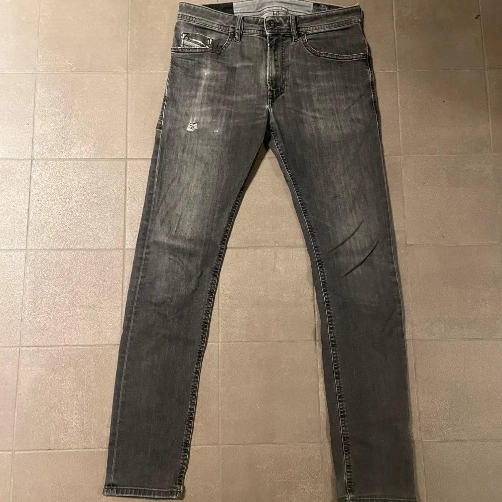 Tja jag säljer ett par sjukt snygga diesel jeans. Dem är slim fit och 30/32. Skriv om ni har några frågor ✌️. Jeans & Byxor.