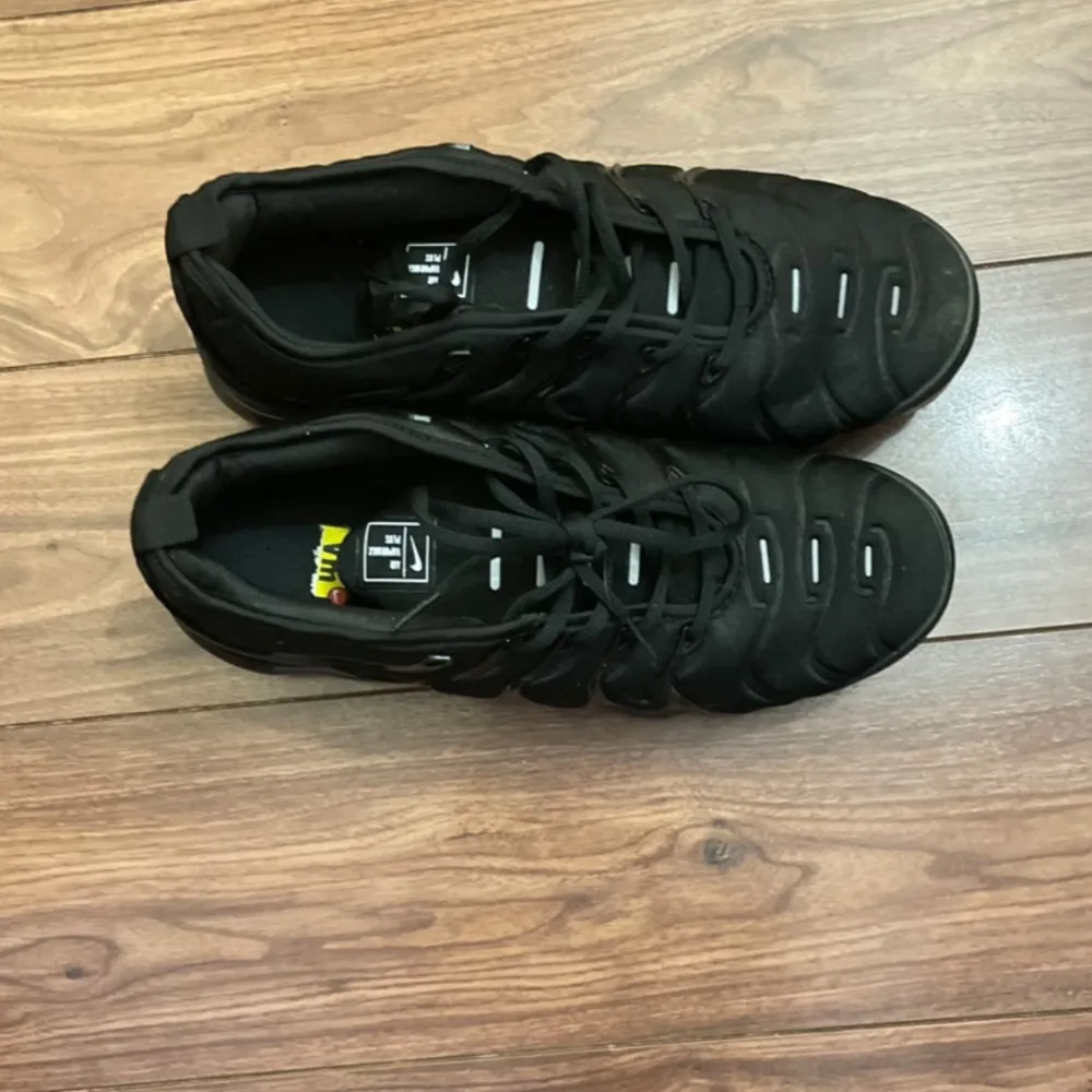 Nike vapormax plus helt nya bra skick och jätte fina pris kA diskuteras på snäbb köp  Jag har flera storlek . Skor.