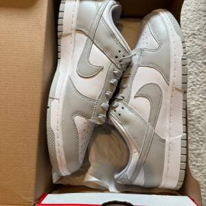 Nike dunk low grey fog, helt nya, finns i storlekarna 42 & 42.5