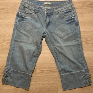 Burberry jeans shorts - Fina burberry shorts i jeans med spänn detaljer och diamant bling. Riktigt snygga men för små för mig