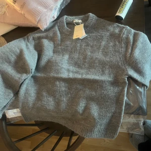 Fin grå stickad tröja från Gina Tricot  - Perfekt mysig stickad hösttröja från Gina Tricot, strl S. Aldrig använd med lapp kvar på😊💕 Finns två! 